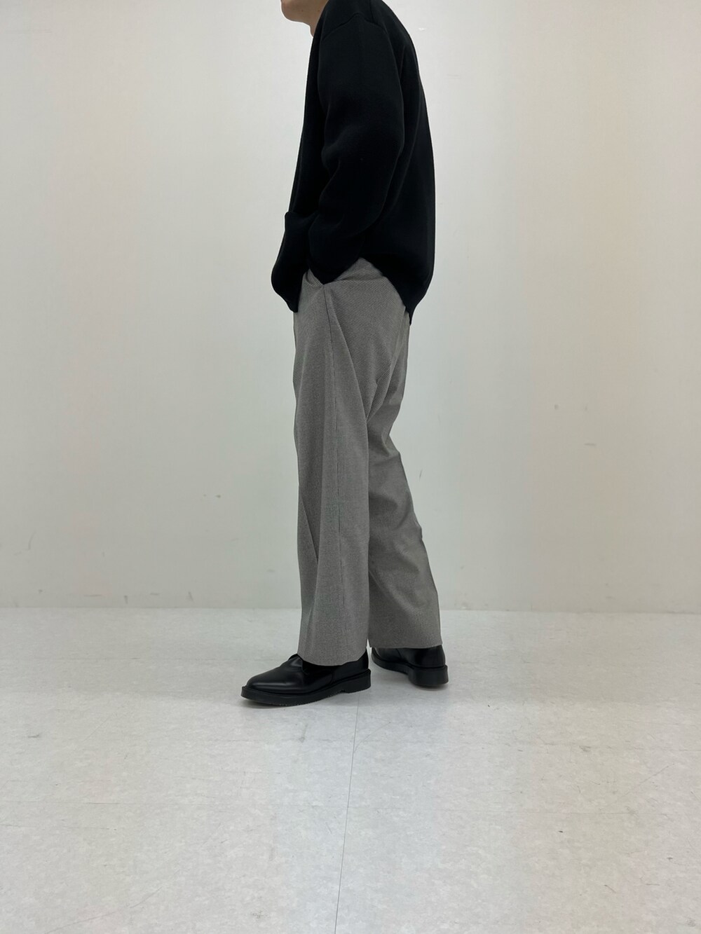 その他のその他パンツ、ブラック系のドレスシューズ、ブラック系のニット/セーターを着用したメンズの秋コーディネートの3枚目の写真