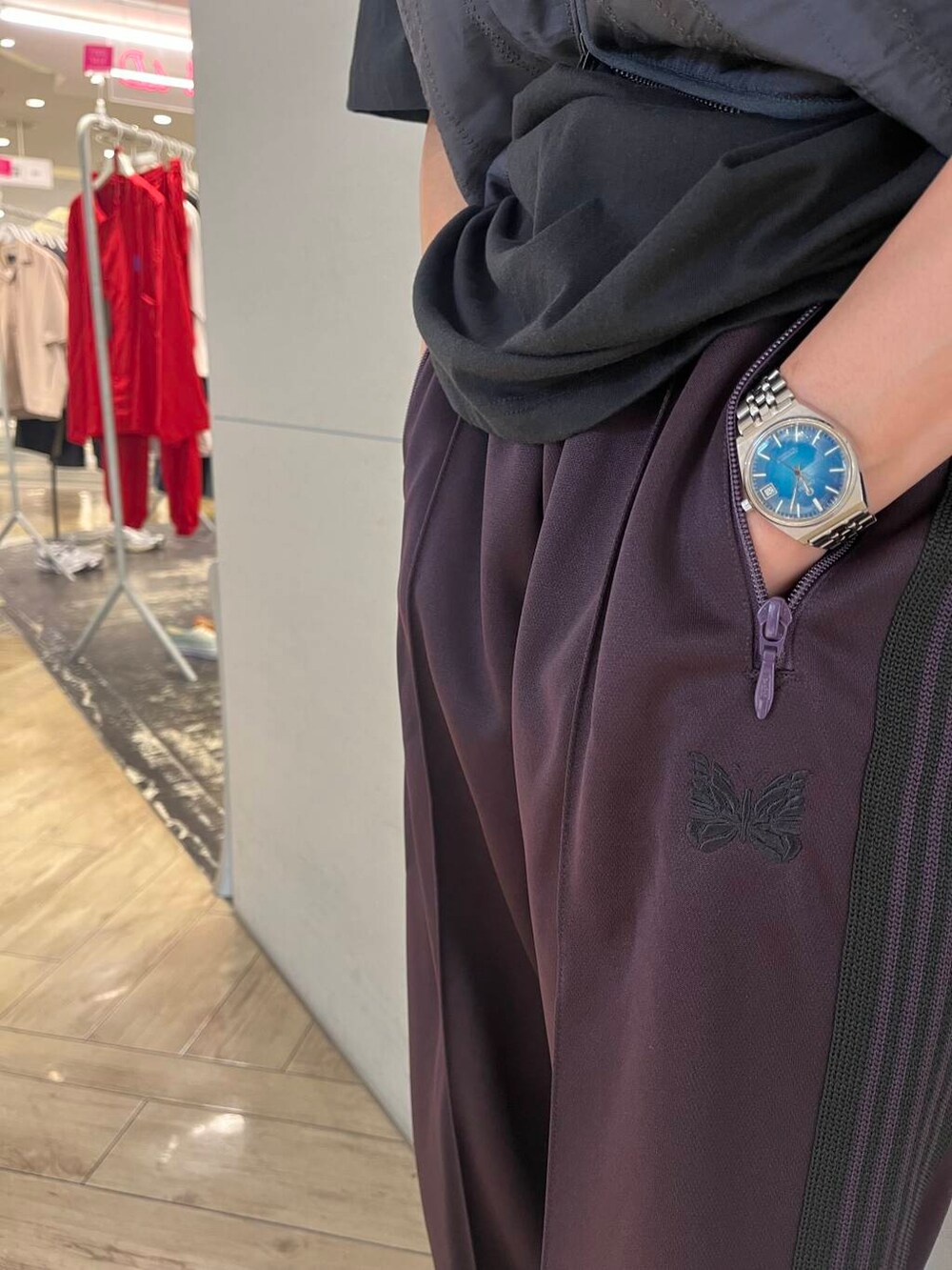 ブラック系のTシャツ/カットソー、ブラック系のスニーカー、ブラック系のテーラードジャケットを着用したメンズの夏コーディネートの4枚目の写真