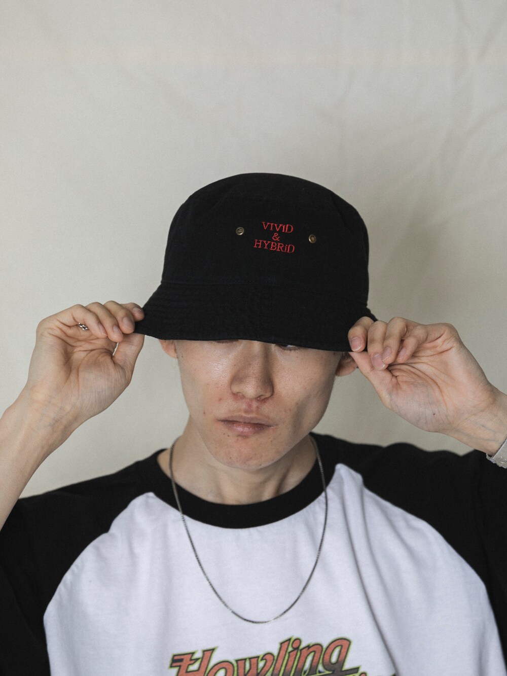 パープル系のその他パンツ、ブラック系のTシャツ/カットソー、ホワイト系のハットを着用したメンズの夏コーディネートの4枚目の写真