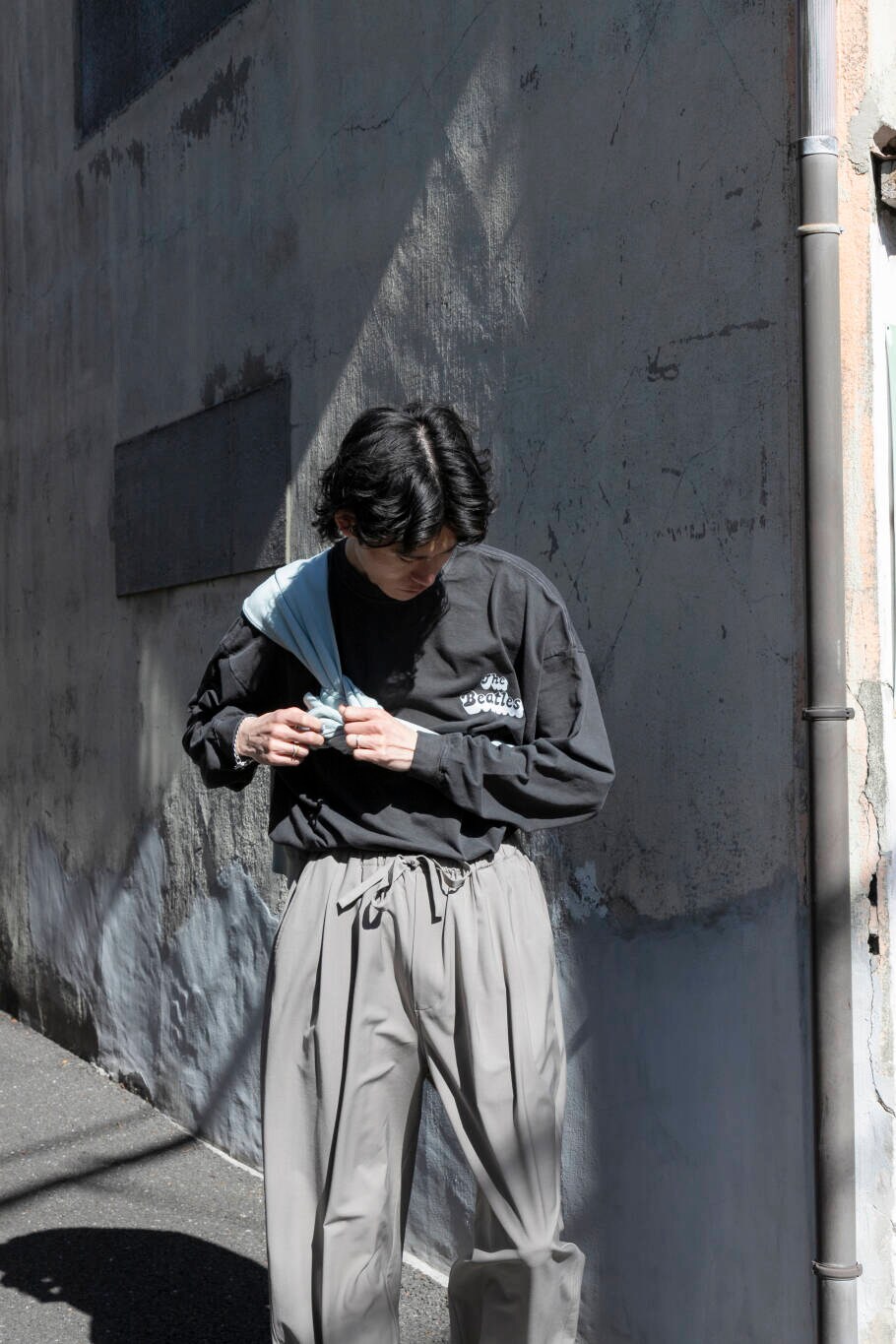 グリーン系のニット/セーター、ベージュ系のその他パンツ、グレー系のTシャツ/カットソーを着用したメンズの冬コーディネートの2枚目の写真