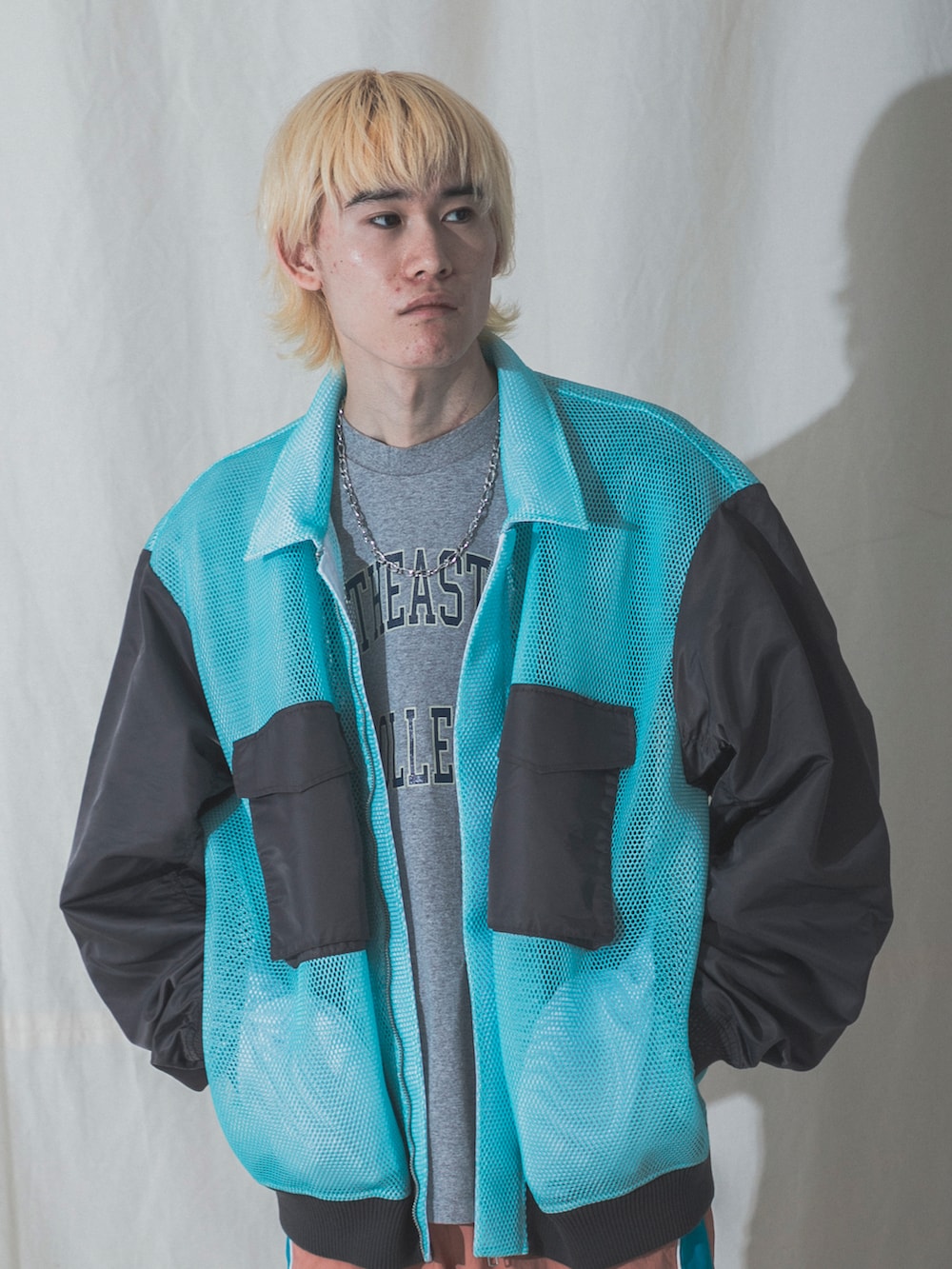 ブラック系のその他パンツ、ホワイト系のTシャツ/カットソー、ブルー系のブルゾンを着用したメンズの春コーディネートの3枚目の写真