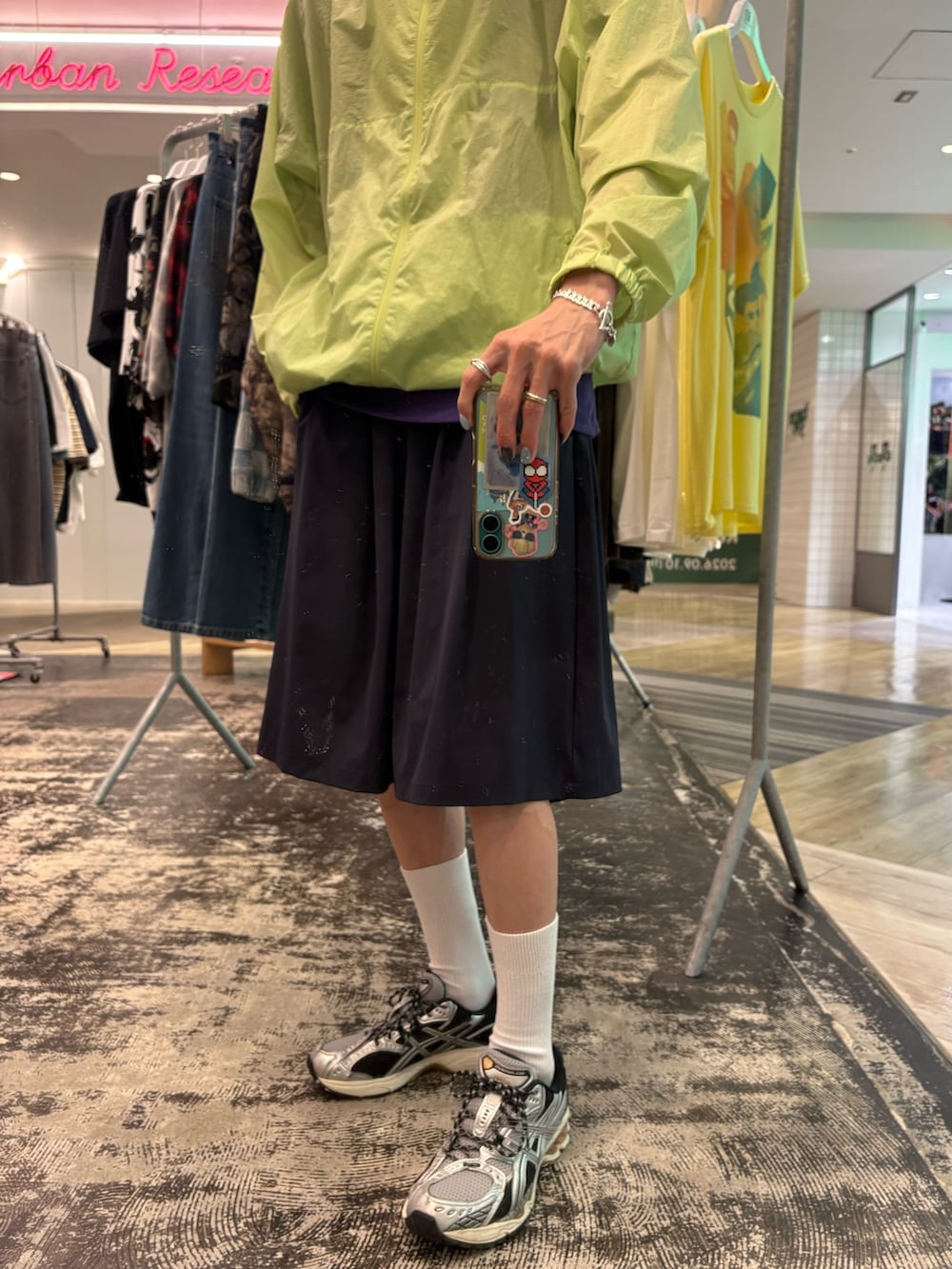 グリーン系のブルゾン、ブルー系のその他パンツ、パープル系のTシャツ/カットソーを着用したメンズの夏コーディネートの5枚目の写真