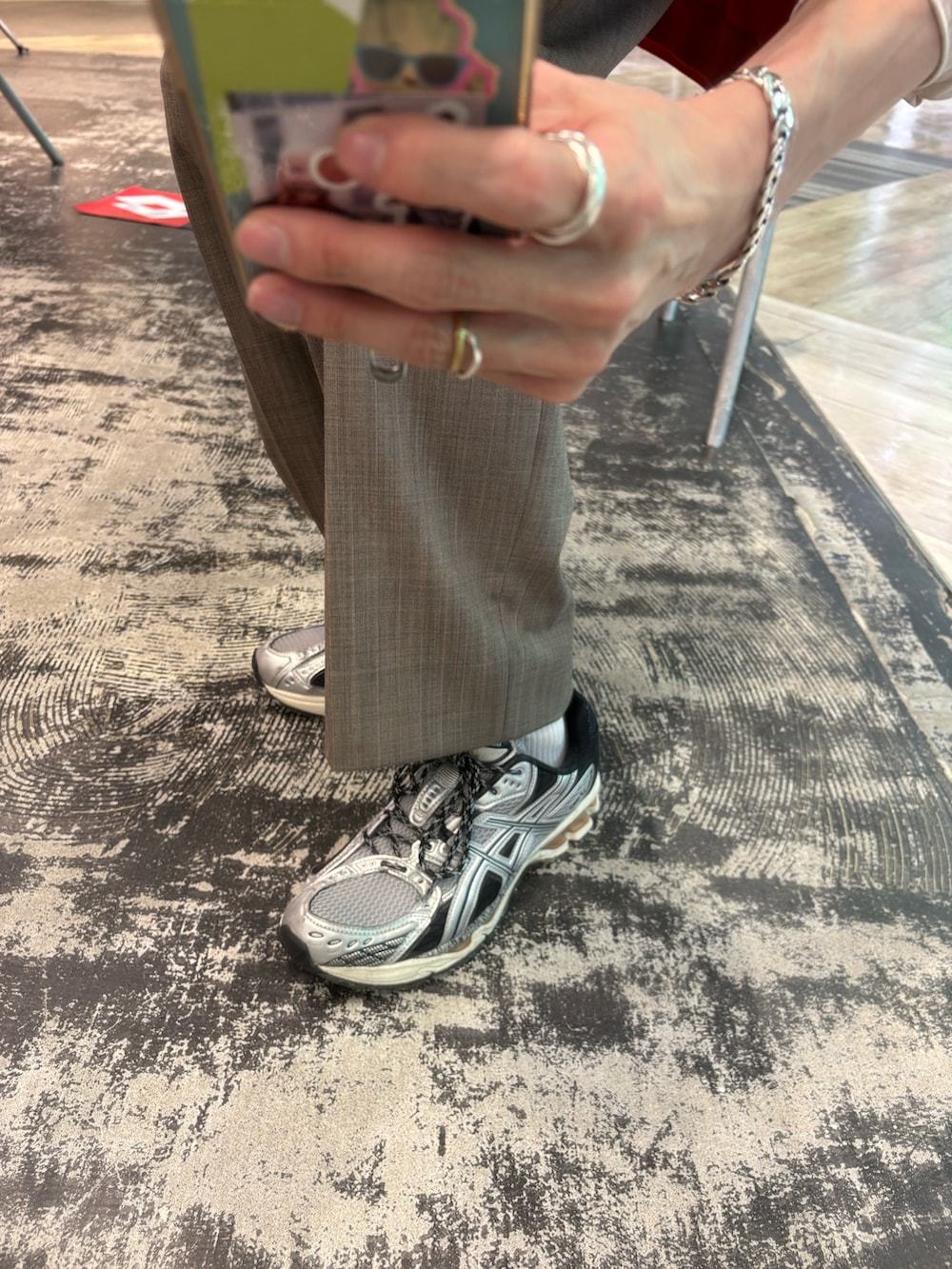 シルバー系のスニーカー、ブラウン系のその他パンツ、オレンジ系のニット/セーターを着用したメンズの春コーディネートの5枚目の写真