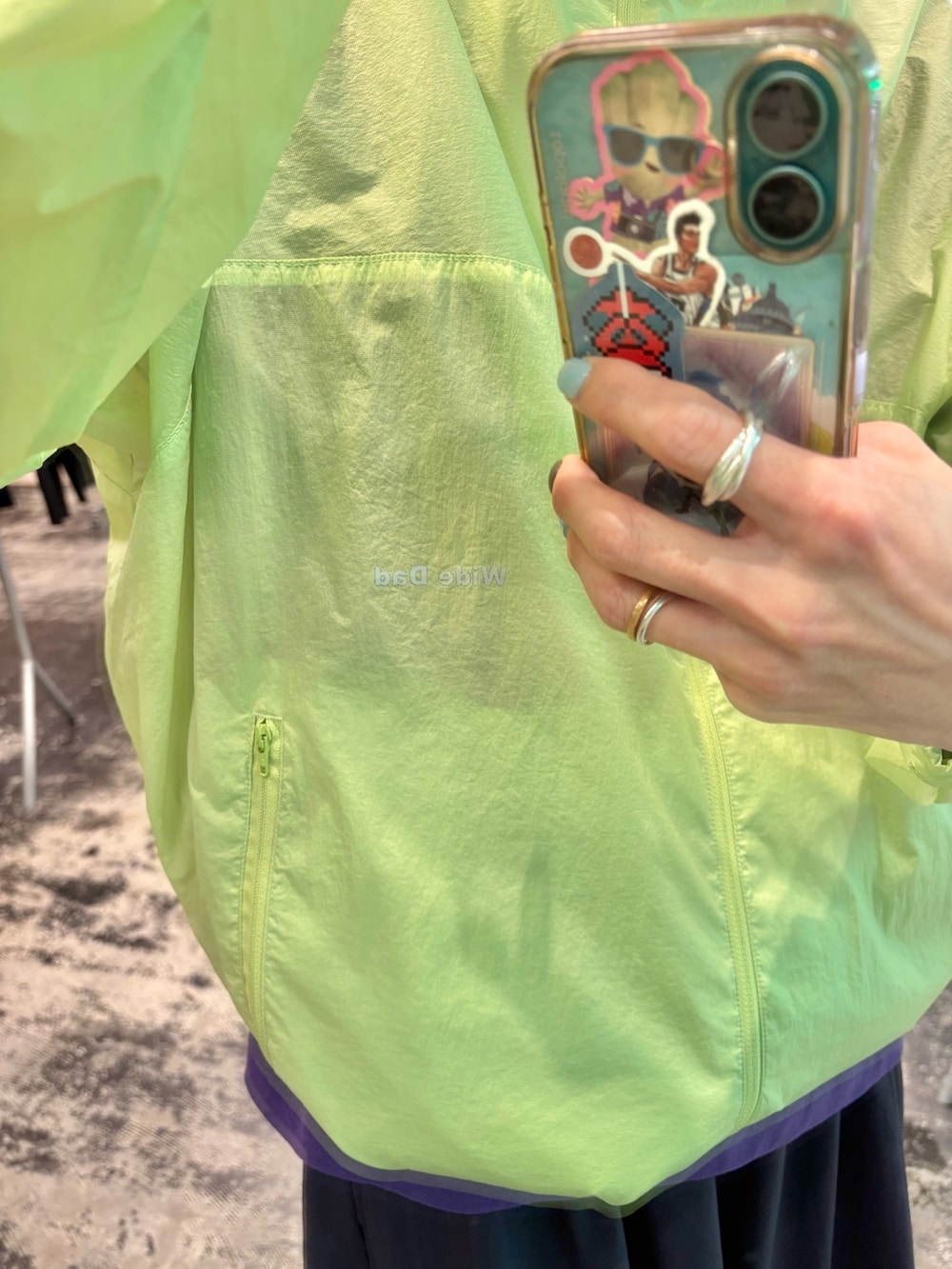 グリーン系のブルゾン、ブルー系のその他パンツ、パープル系のTシャツ/カットソーを着用したメンズの夏コーディネートの3枚目の写真