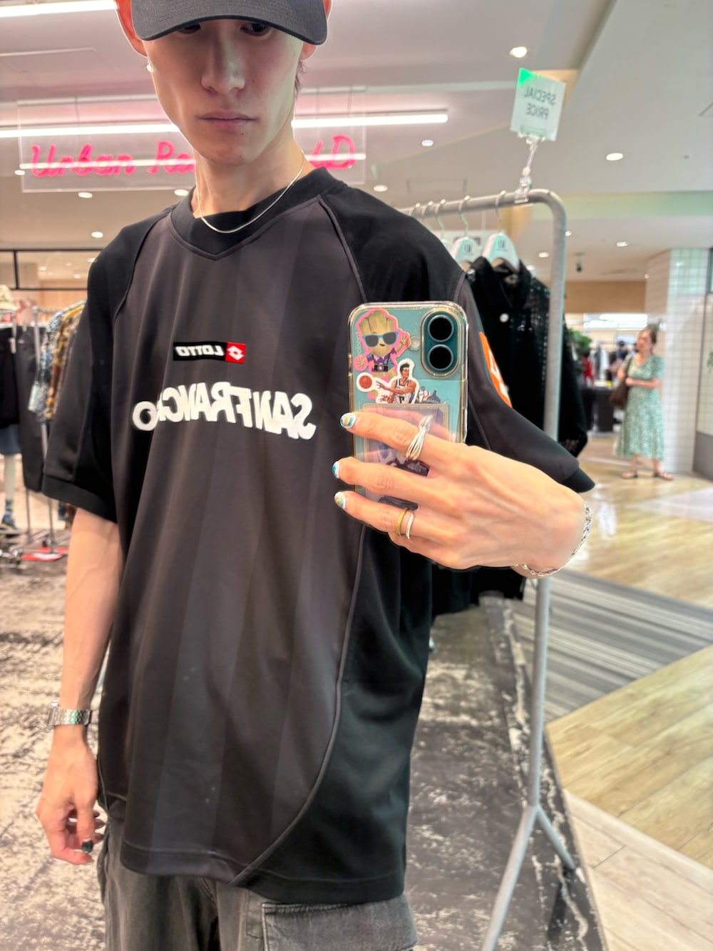 ブラック系のその他パンツ、グレー系のTシャツ/カットソー、ブラック系のキャップを着用したメンズの夏コーディネートの2枚目の写真