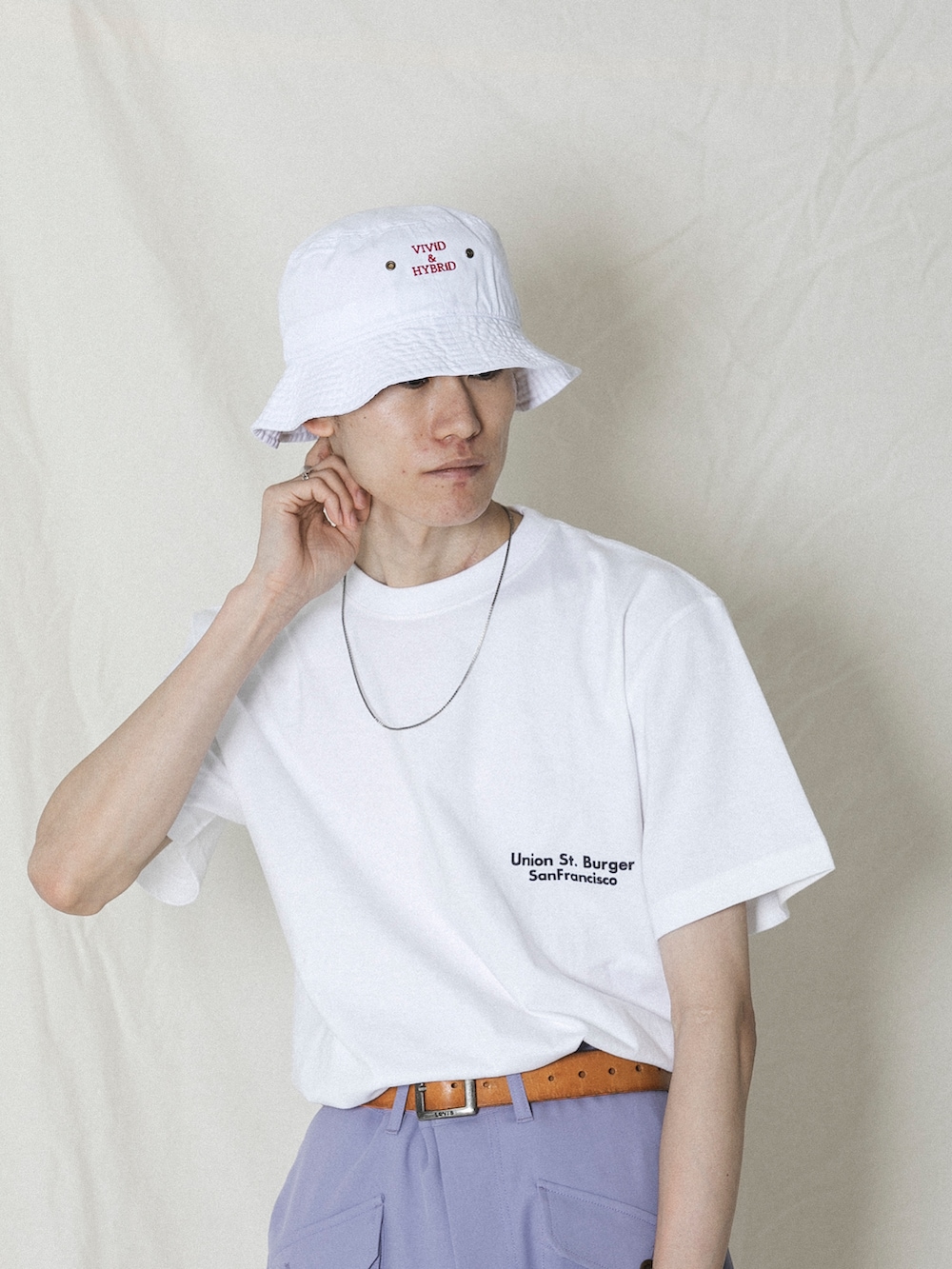 ホワイト系のTシャツ/カットソー、パープル系のその他パンツ、ホワイト系のハットを着用したメンズの夏コーディネートの2枚目の写真