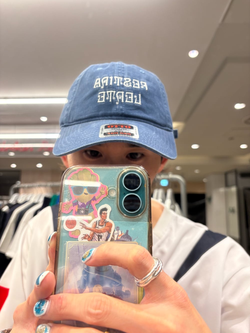 ホワイト系のTシャツ/カットソー、ブラウン系のその他パンツ、シルバー系のスニーカーを着用したメンズの夏コーディネートの3枚目の写真