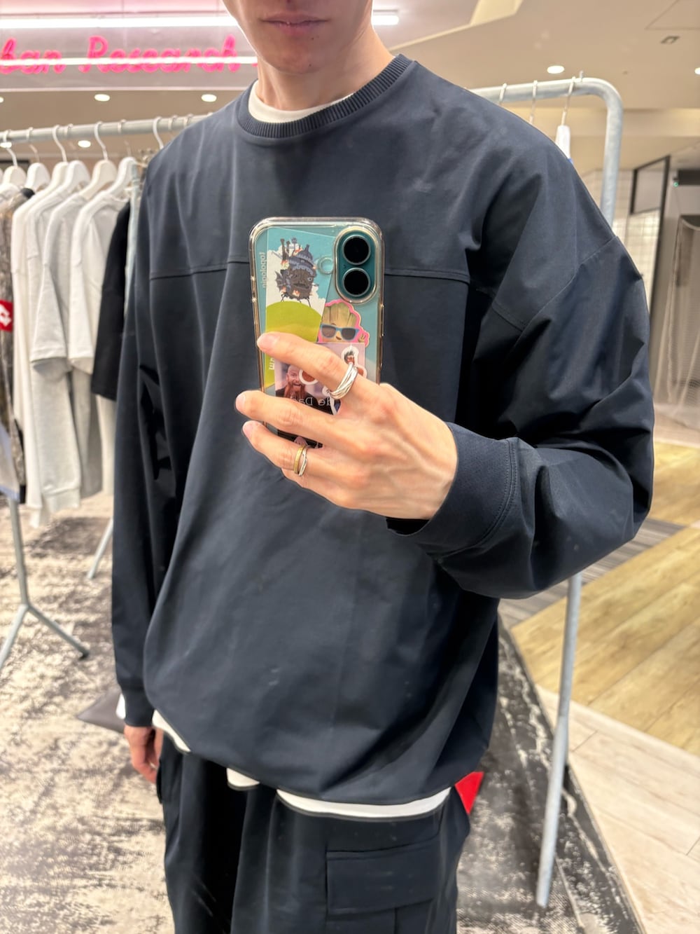 ブルー系のその他パンツ、シルバー系のスニーカー、ブルー系のTシャツ/カットソーを着用したメンズの春コーディネートの2枚目の写真