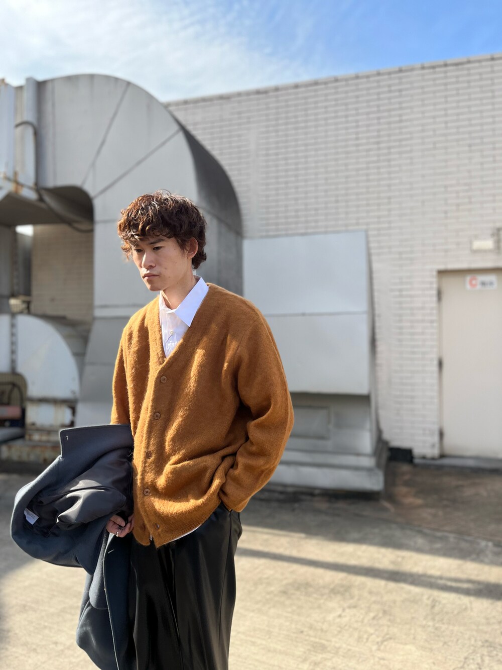 ブラック系のその他パンツ、イエロー系のカーディガン/ボレロ、ブルー系のその他アウターを着用したメンズの冬コーディネートの3枚目の写真