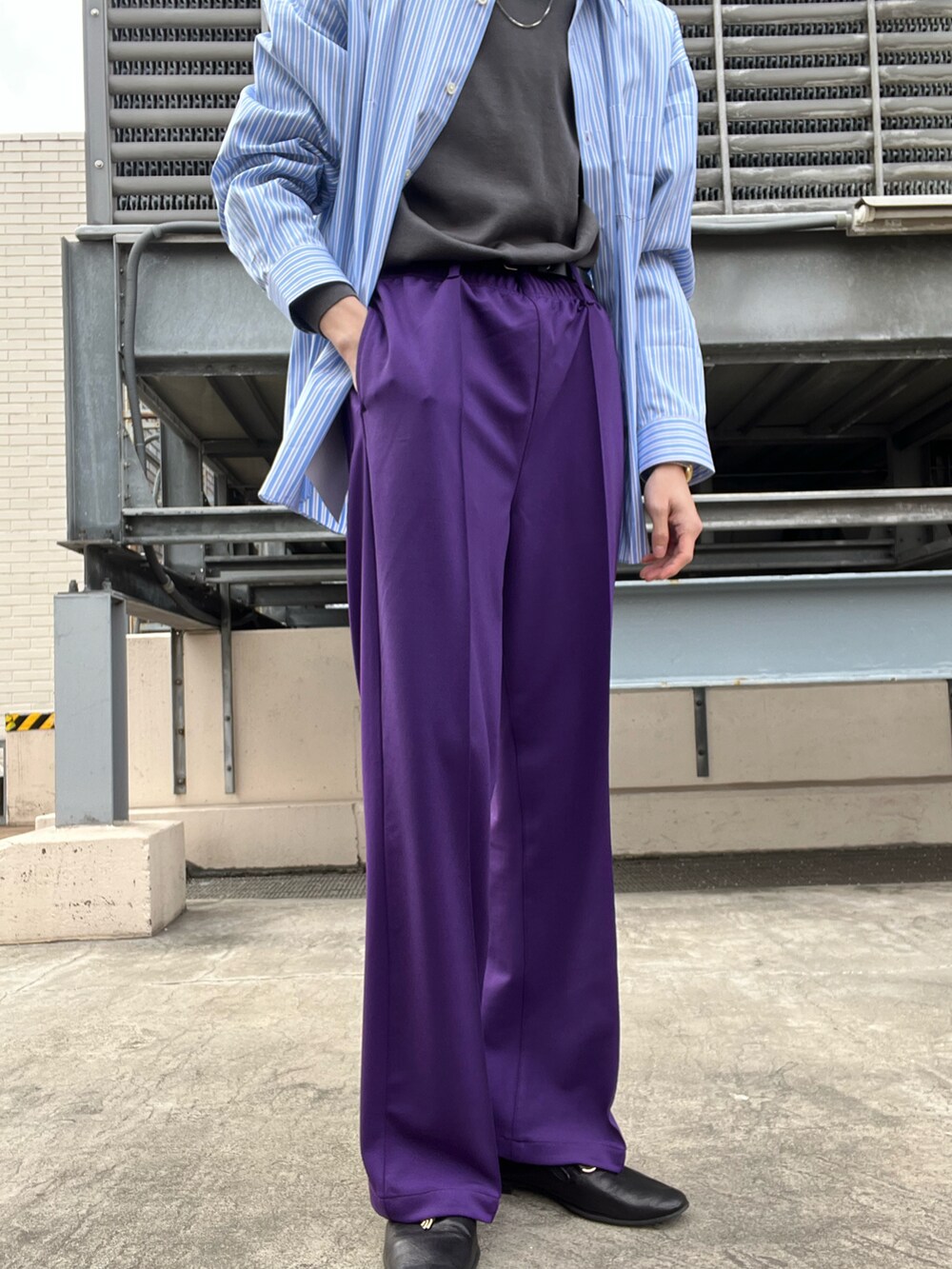 グリーン系のその他パンツ、ブラック系のシューズ、グリーン系のニット/セーターを着用したメンズの春コーディネートの4枚目の写真