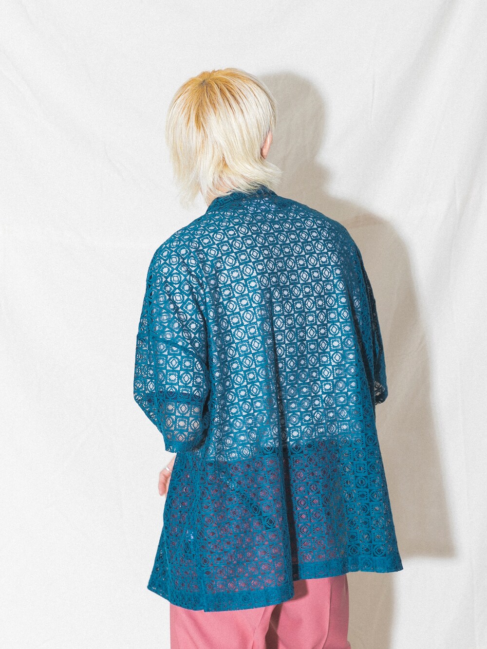 ピンク系のその他パンツ、グリーン系のシャツ/ブラウスを着用したメンズの春コーディネートの3枚目の写真