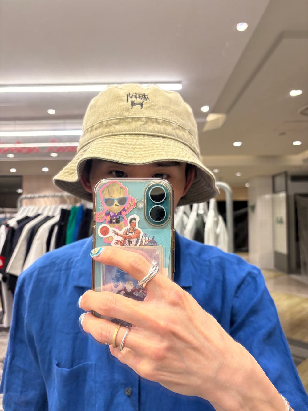 ブルー系のシャツ/ブラウス、ブラック系のトートバッグ、ブラウン系のその他パンツを着用したメンズの夏コーディネートの4枚目の写真