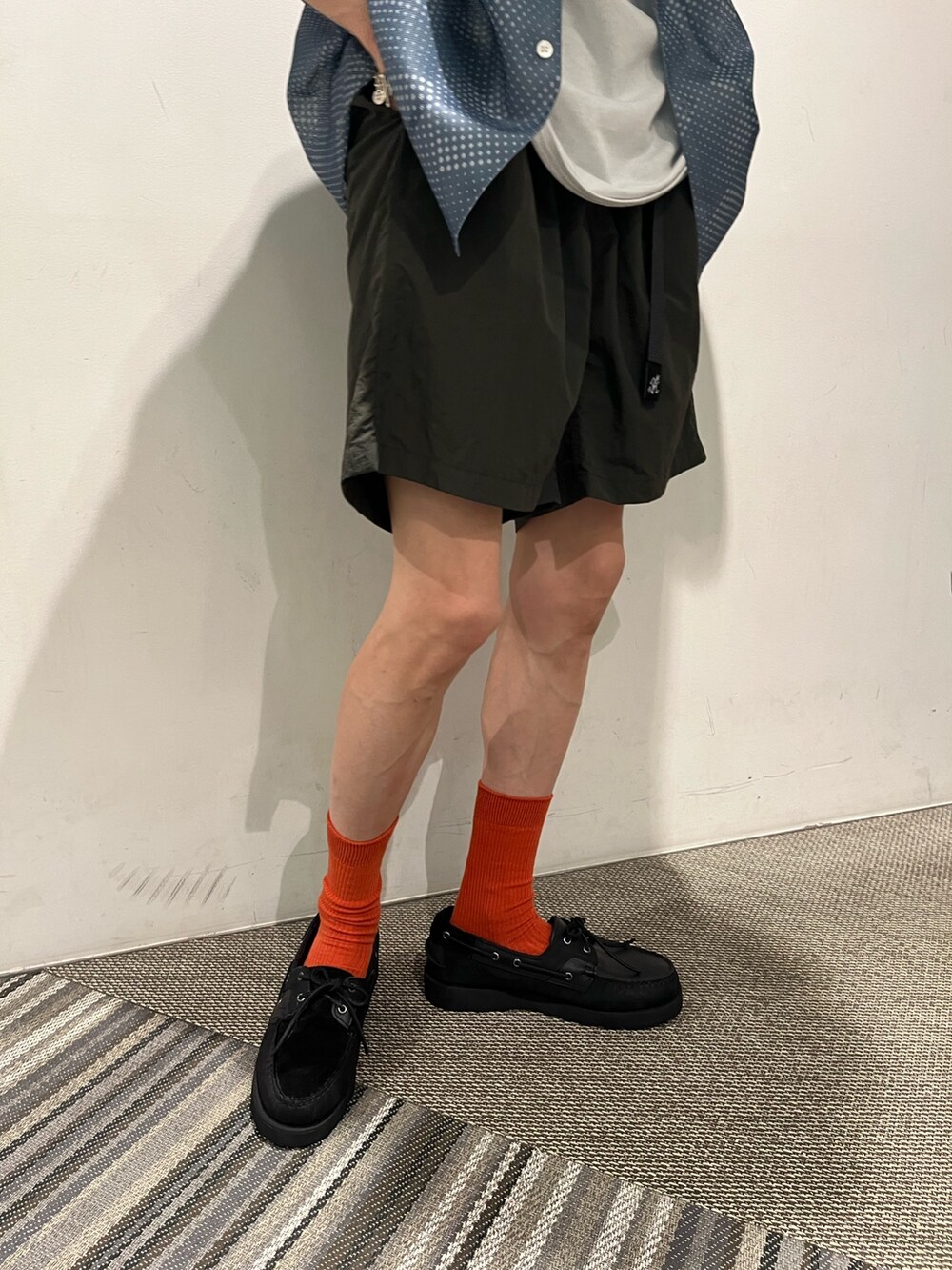 ブルー系のシャツ/ブラウス、グリーン系のその他パンツを着用したメンズの夏コーディネートの3枚目の写真