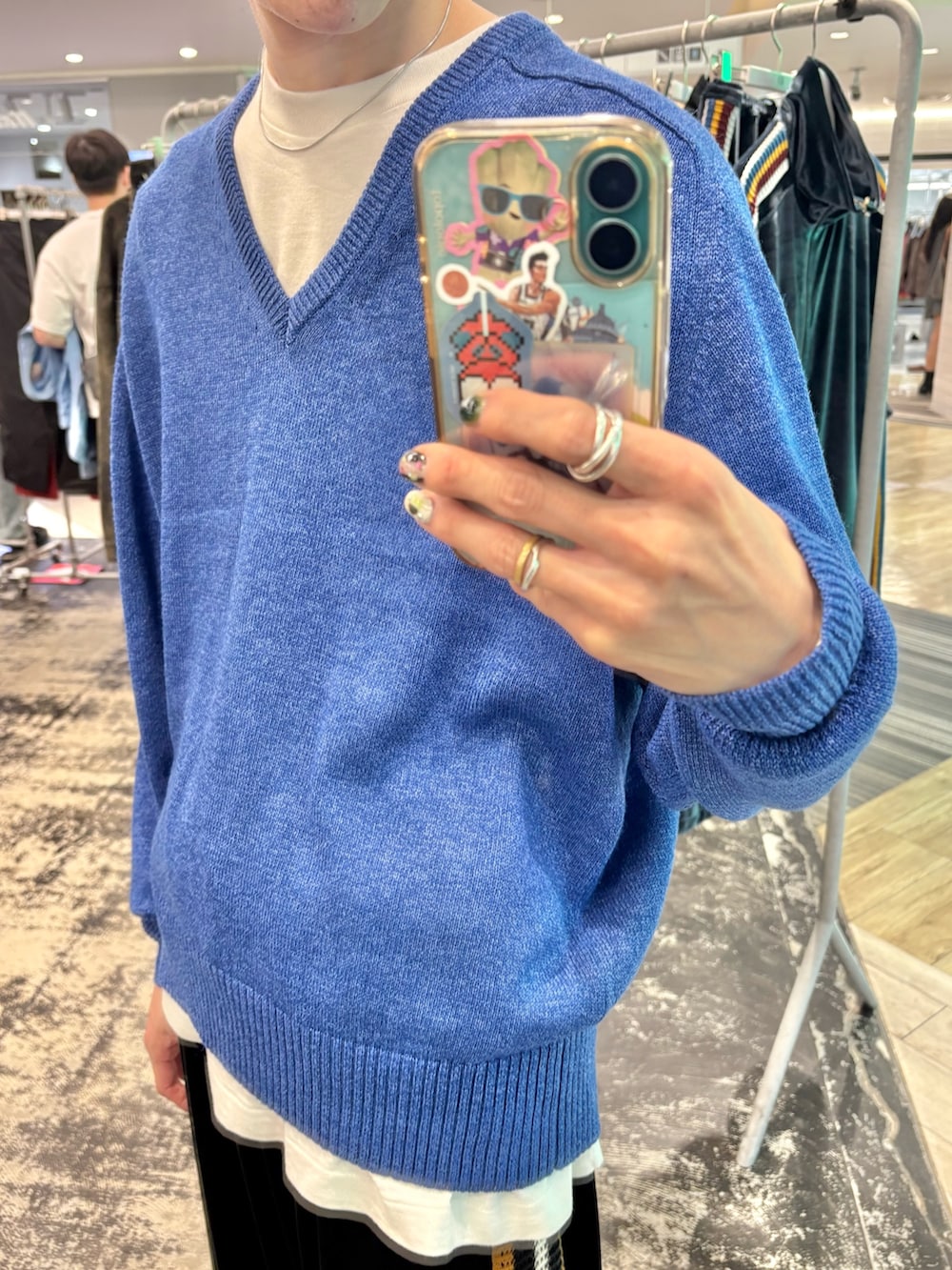 ブルー系のニット/セーター、ブラック系のその他パンツを着用したメンズの秋コーディネートの2枚目の写真