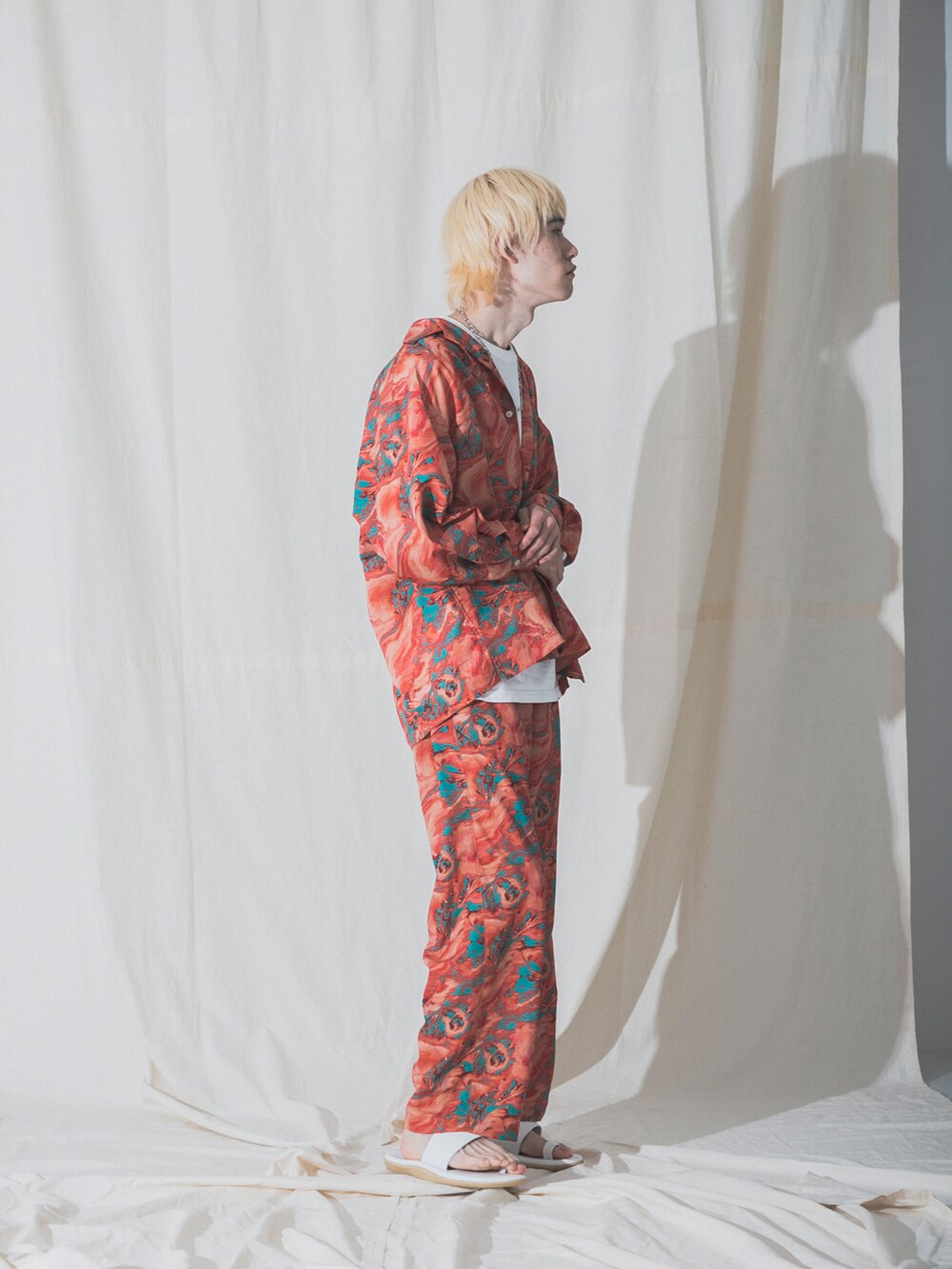 その他のその他パンツ、その他のシャツ/ブラウス、シルバー系のネックレスを着用したメンズの春コーディネートの2枚目の写真