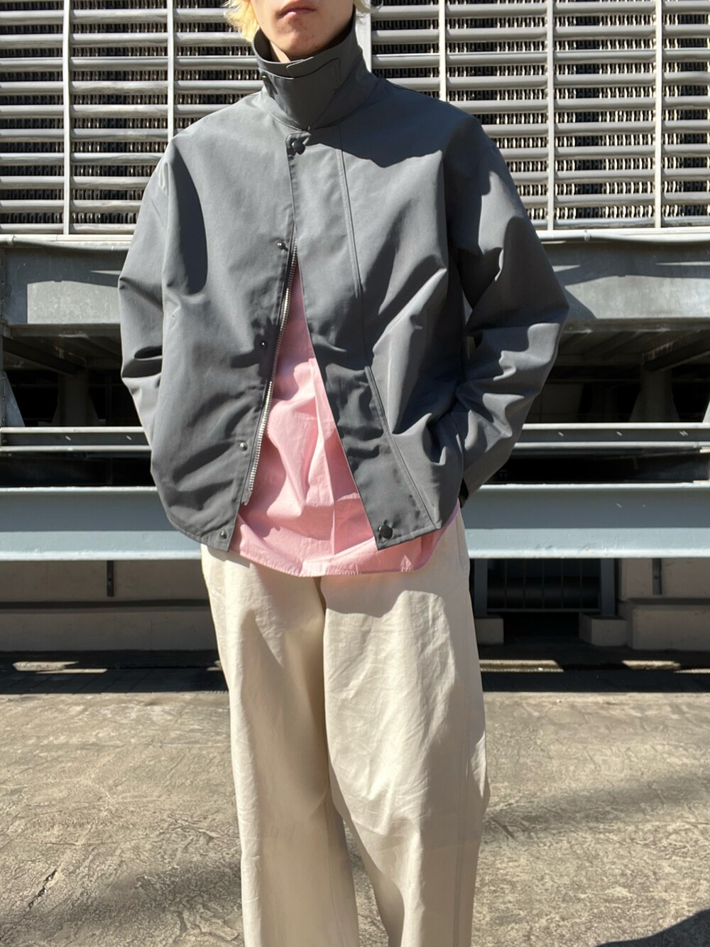 ホワイト系のチノパンツ、ピンク系のシャツ/ブラウス、グレー系のその他アウターを着用したメンズの冬コーディネートの3枚目の写真