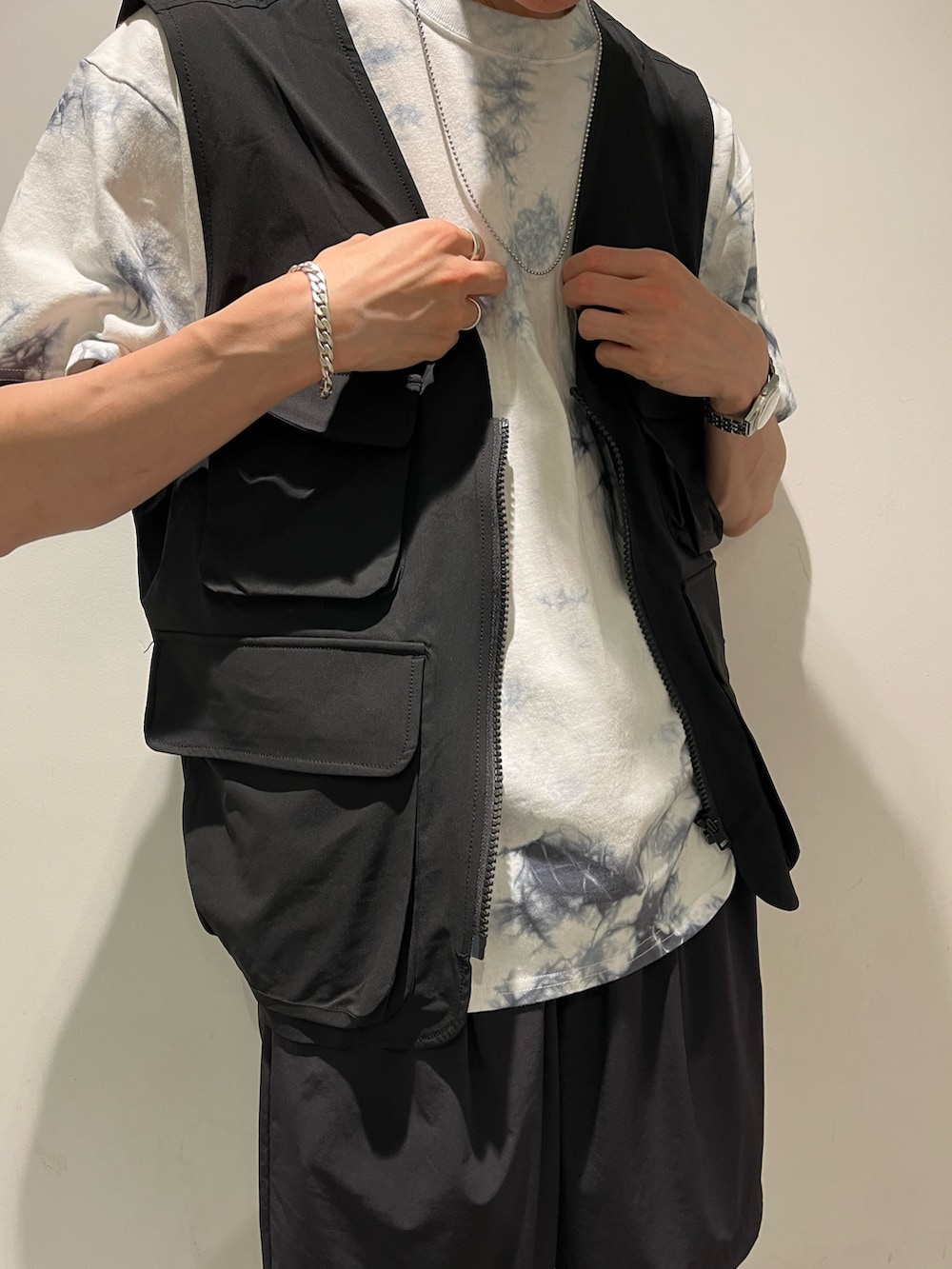 ブラック系のベスト、ブラック系のTシャツ/カットソー、グレー系のその他パンツを着用したメンズの夏コーディネートの2枚目の写真