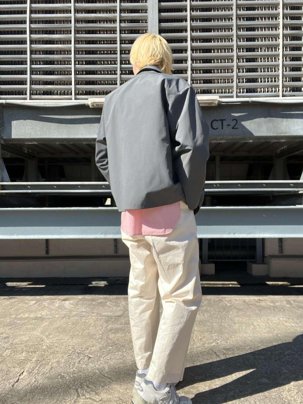 ホワイト系のチノパンツ、ピンク系のシャツ/ブラウス、グレー系のその他アウターを着用したメンズの冬コーディネートの5枚目の写真