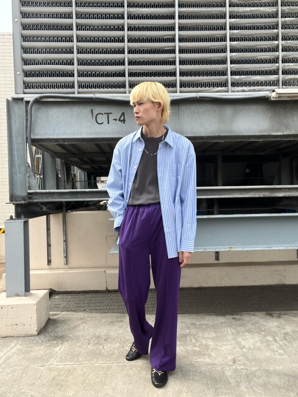 グリーン系のその他パンツ、ブラック系のシューズ、グリーン系のニット/セーターを着用したメンズの春コーディネートの2枚目の写真