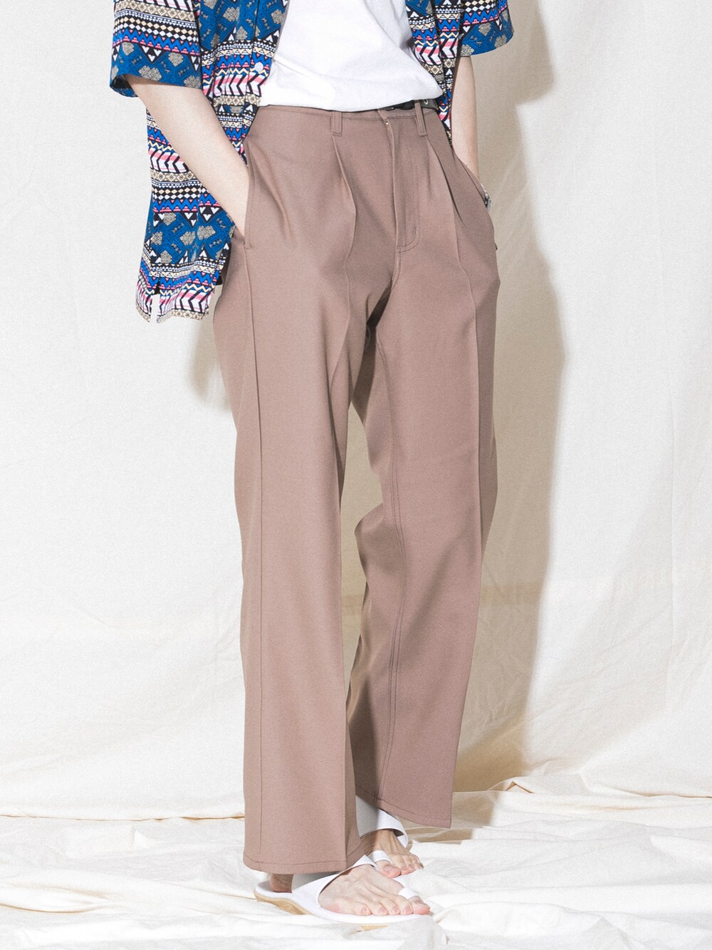 ブルー系のシャツ/ブラウス、ベージュ系のその他パンツ、ホワイト系のサンダルを着用したメンズの春コーディネートの4枚目の写真