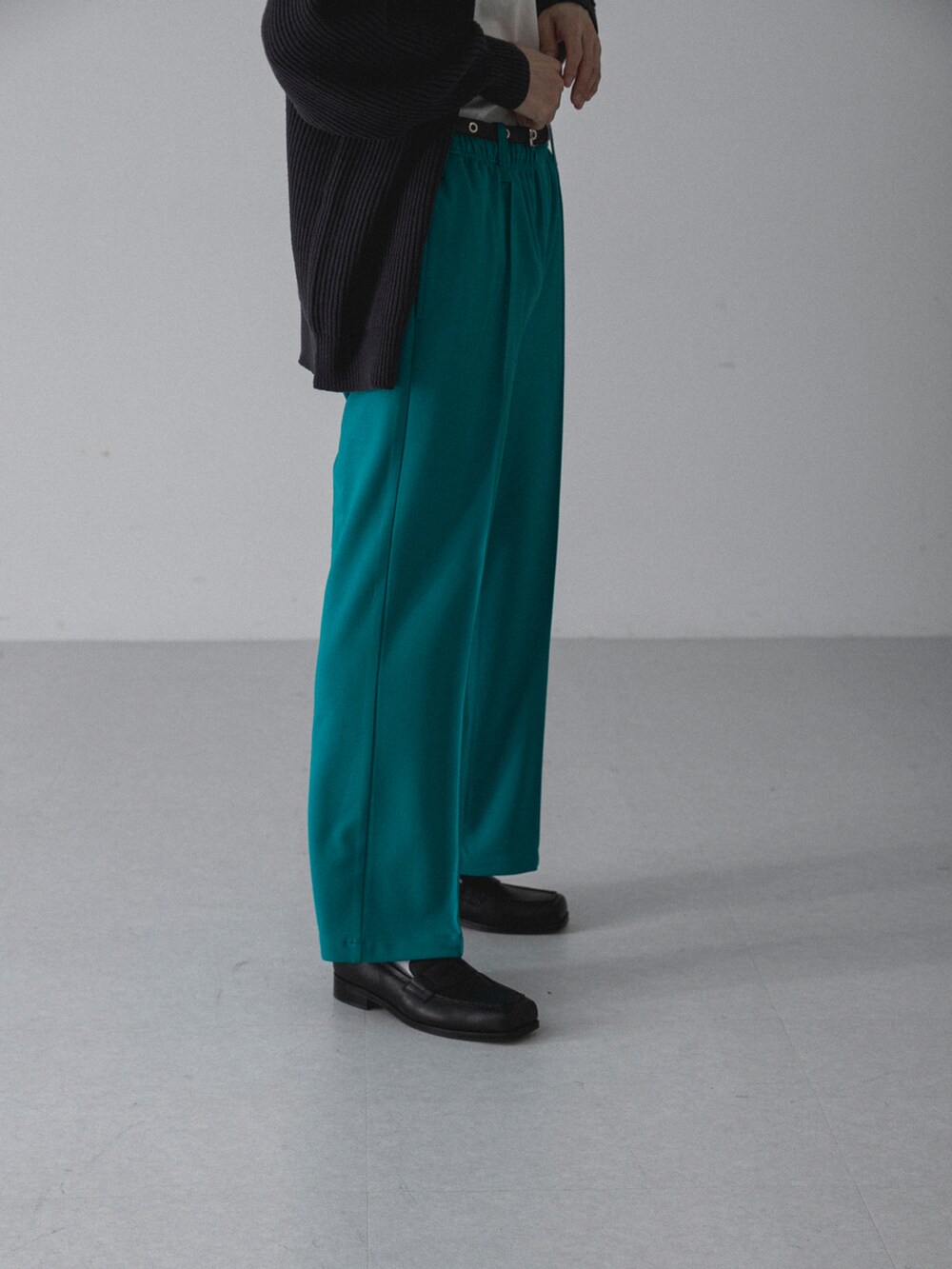 グレー系のその他パンツ、グレー系のカーディガン/ボレロを着用したメンズの夏コーディネートの3枚目の写真