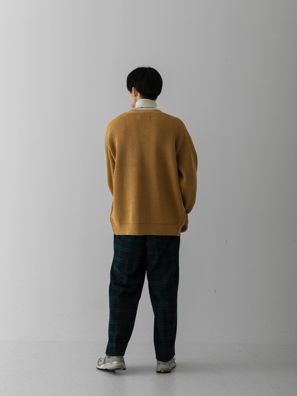 ホワイト系のニット/セーター、パープル系のカーディガン/ボレロ、その他のその他パンツを着用したメンズの冬コーディネートの2枚目の写真