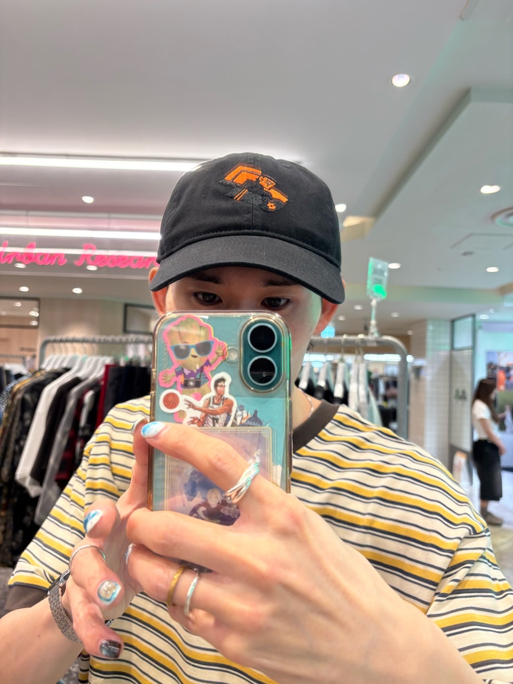 イエロー系のTシャツ/カットソー、ブラック系のその他パンツ、ブラック系のその他シューズを着用したメンズの夏コーディネートの4枚目の写真