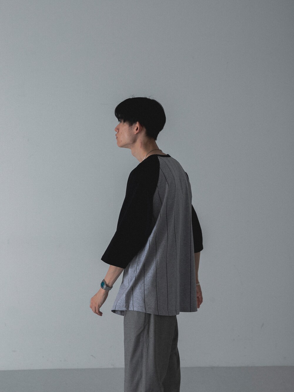 グレー系のTシャツ/カットソーを着用したメンズの夏コーディネートの3枚目の写真