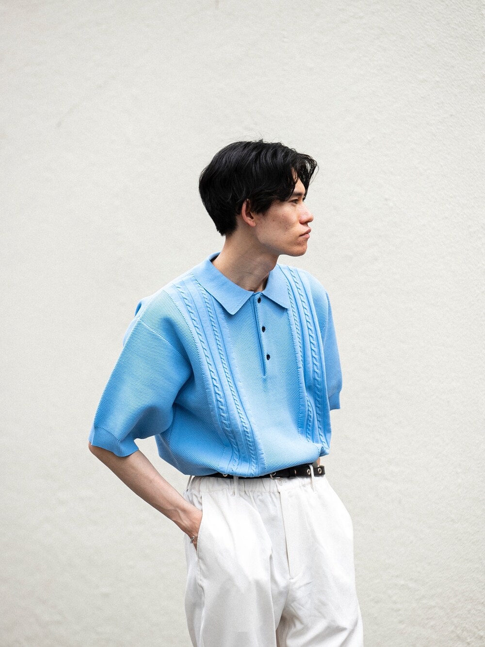 グレー系のその他パンツ、ブラック系のローファー、ブルー系のトップスを着用したメンズの春コーディネートの2枚目の写真