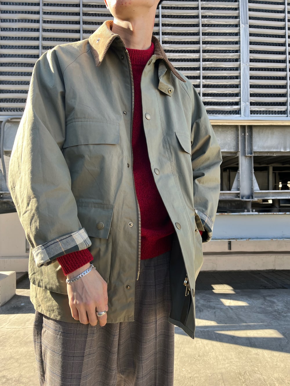 その他のその他パンツ、レッド系のニット/セーター、グリーン系のその他アウターを着用したメンズの冬コーディネートの2枚目の写真