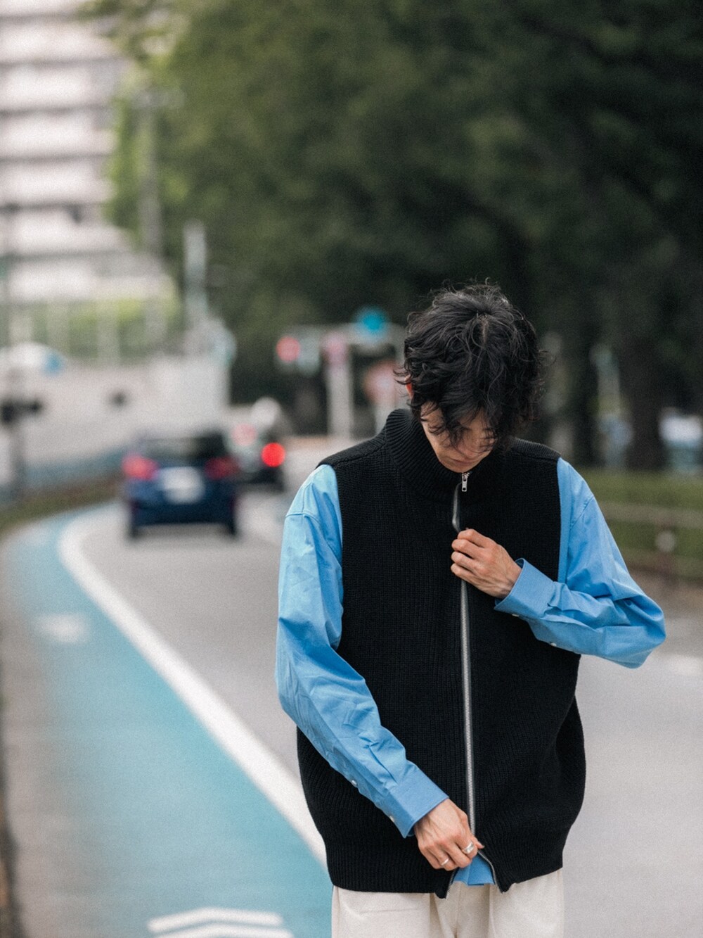 ブラック系のベスト、ブルー系のシャツ/ブラウス、ホワイト系のその他パンツを着用したメンズの秋コーディネートの4枚目の写真