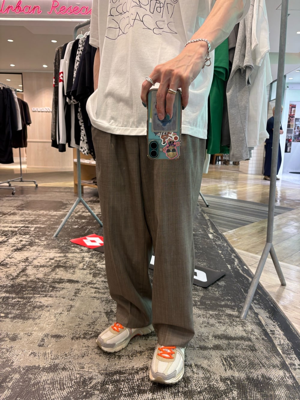 ホワイト系のTシャツ/カットソー、ブラウン系のその他パンツ、レッド系のキャップを着用したメンズの夏コーディネートの3枚目の写真