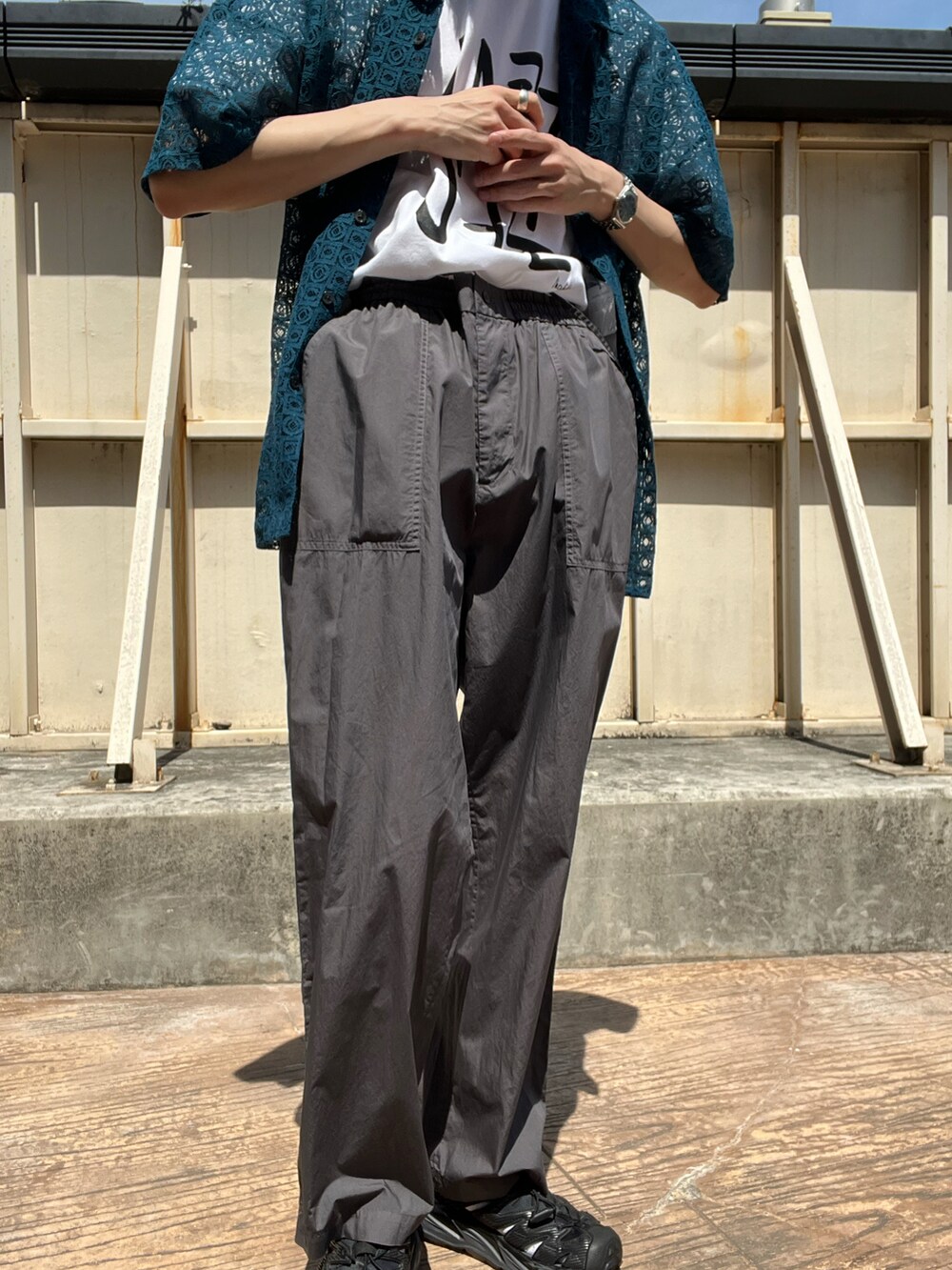 ブラック系のサンダル、グレー系のパンツ、グリーン系のシャツ/ブラウスを着用したメンズの春コーディネートの3枚目の写真