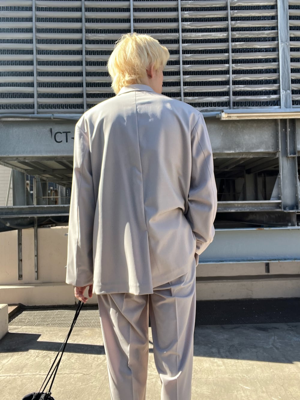 グリーン系のTシャツ/カットソー、グレー系のその他アウター、グレー系のその他パンツを着用したメンズの冬コーディネートの4枚目の写真