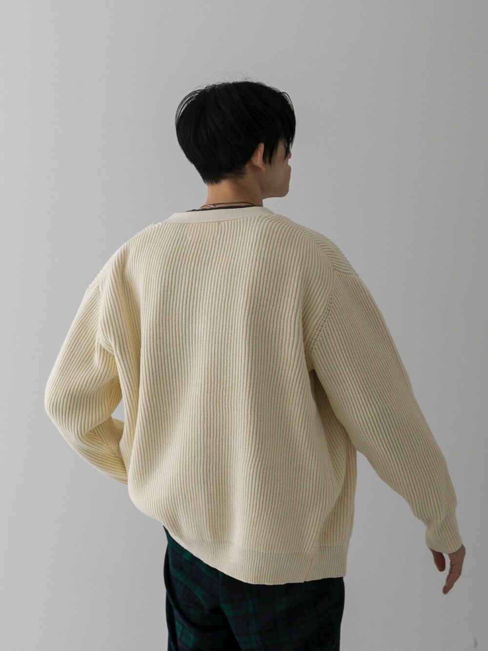 その他のその他パンツ、パープル系のカーディガン/ボレロを着用したメンズの冬コーディネートの4枚目の写真