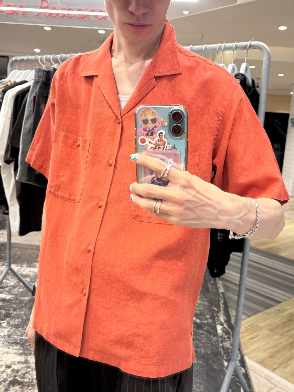 オレンジ系のシャツ/ブラウス、ブラウン系のその他パンツ、シルバー系のスニーカーを着用したメンズの夏コーディネートの2枚目の写真