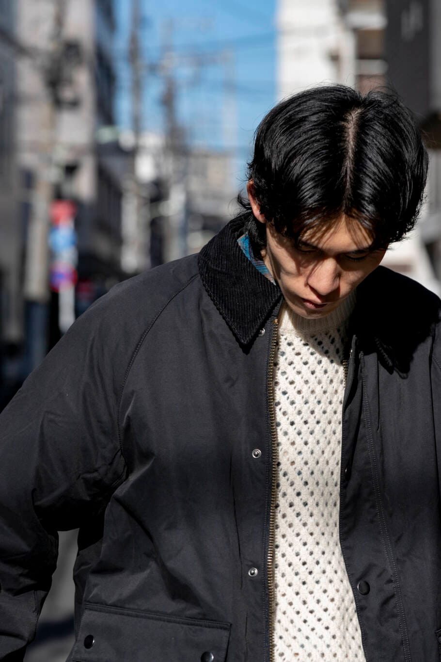 ホワイト系のニット/セーター、ブルー系のデニムパンツ、ブラウン系のシャツ/ブラウスを着用したメンズの冬コーディネートの3枚目の写真