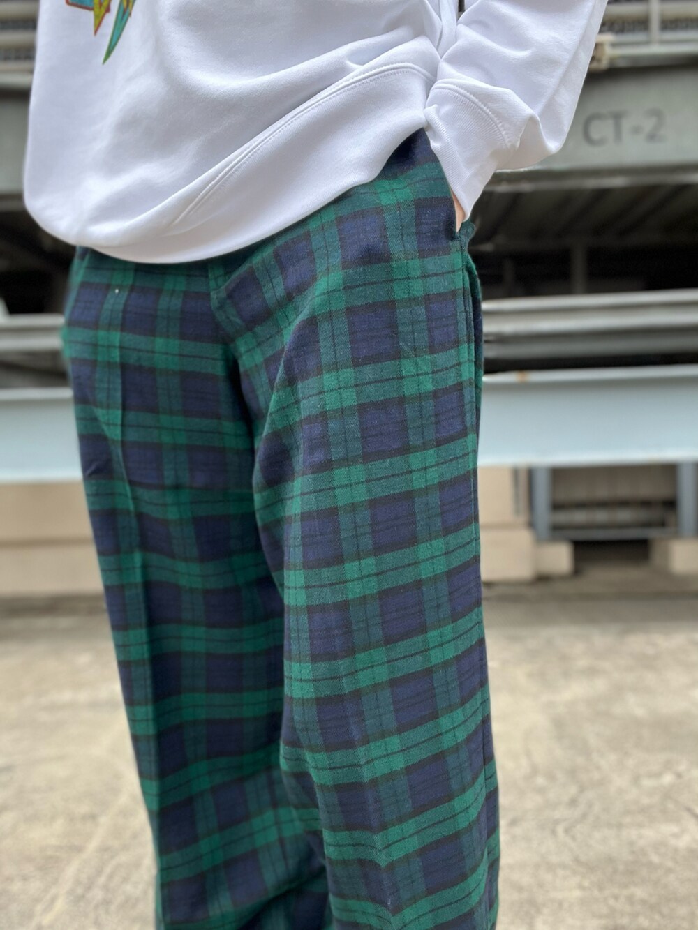 その他のその他パンツ、ホワイト系のスウェット、ブラウン系のモカシン/デッキシューズを着用したメンズの秋コーディネートの3枚目の写真
