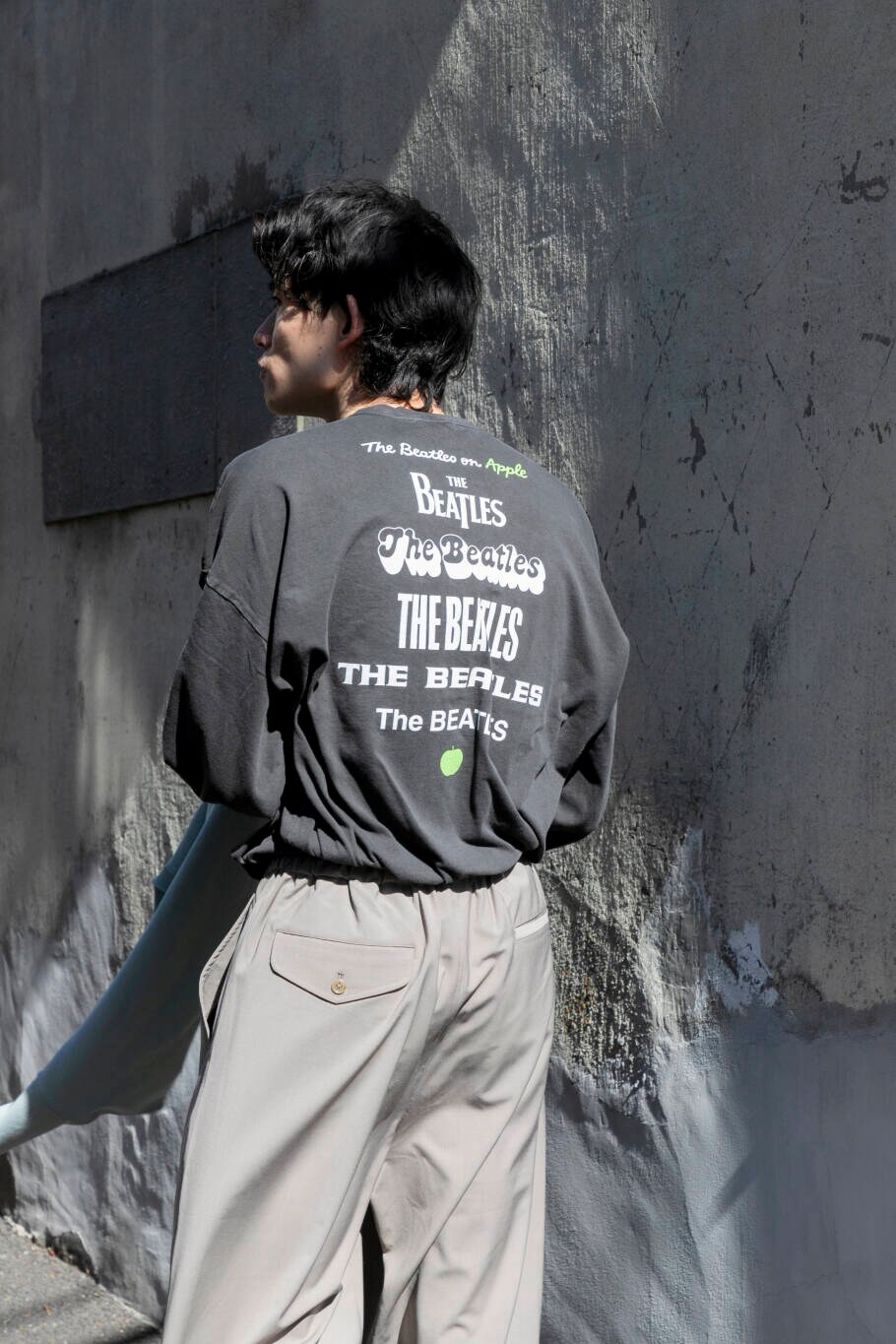 グリーン系のニット/セーター、ベージュ系のその他パンツ、グレー系のTシャツ/カットソーを着用したメンズの冬コーディネートの3枚目の写真