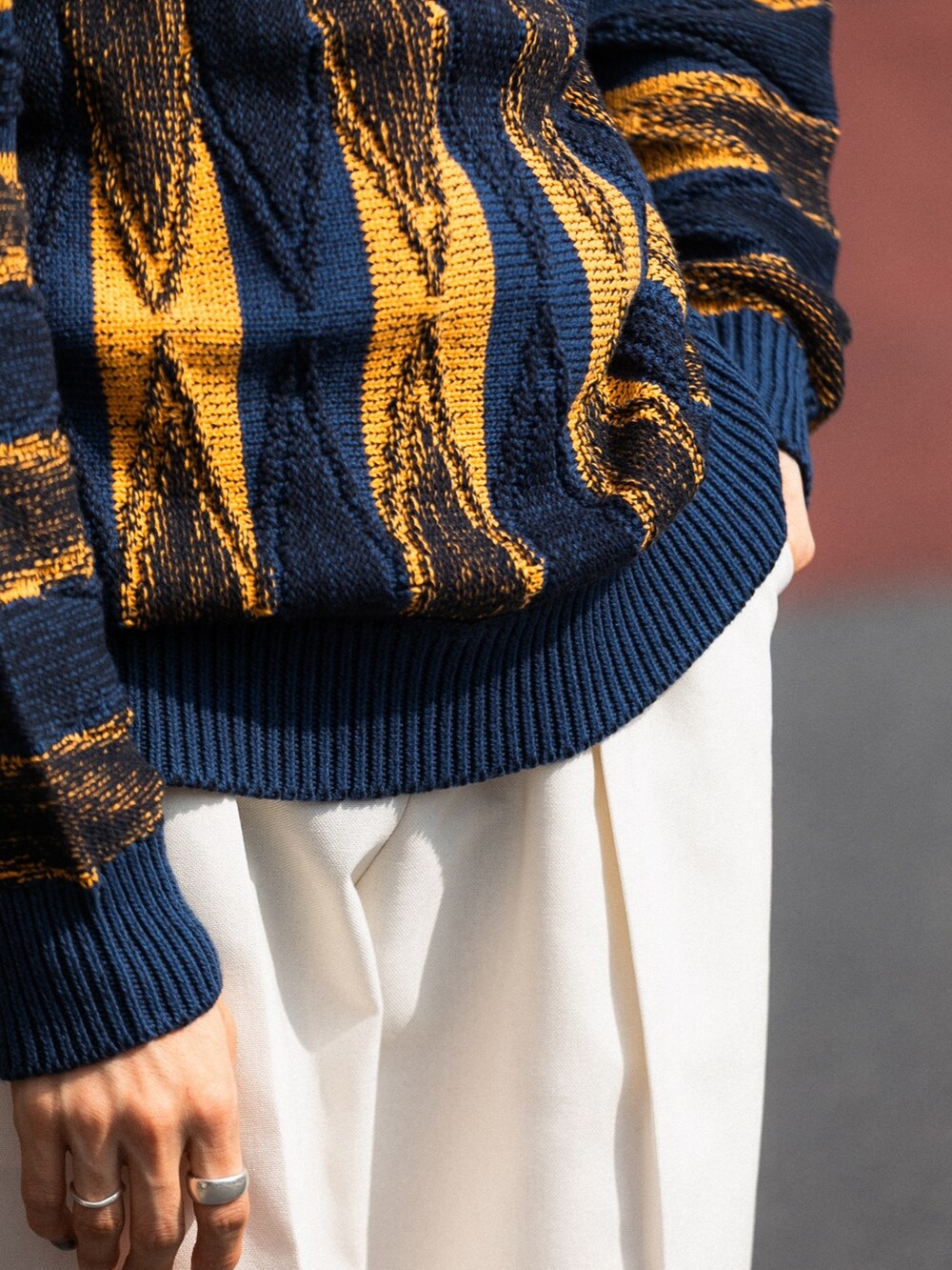 グリーン系のニット/セーター、パープル系のキャップ、シルバー系のネックレスを着用したメンズの冬コーディネートの4枚目の写真