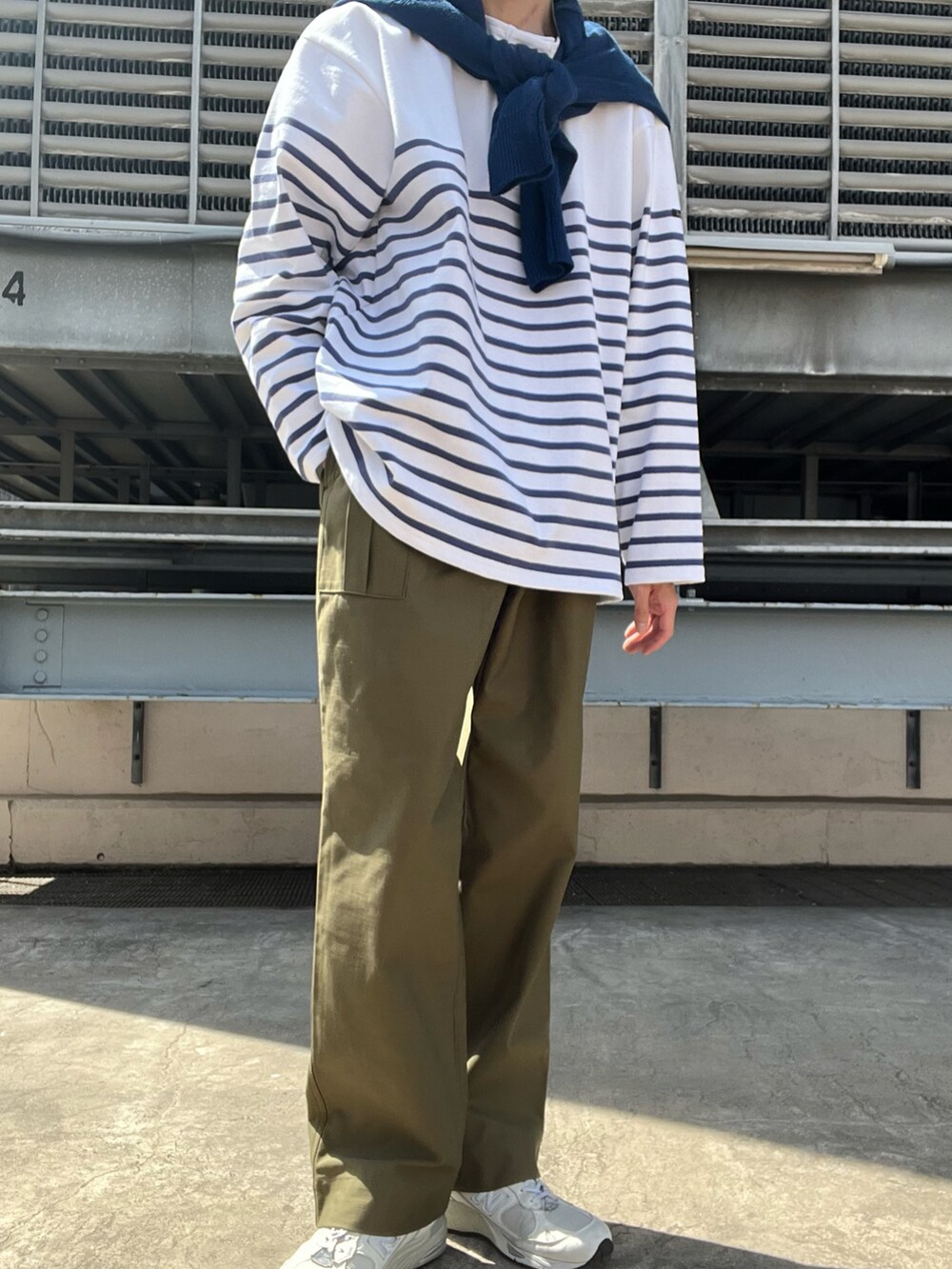 グリーン系のカーゴパンツ、ブルー系のTシャツ/カットソー、ブルー系のカーディガン/ボレロを着用したメンズの春コーディネートの4枚目の写真