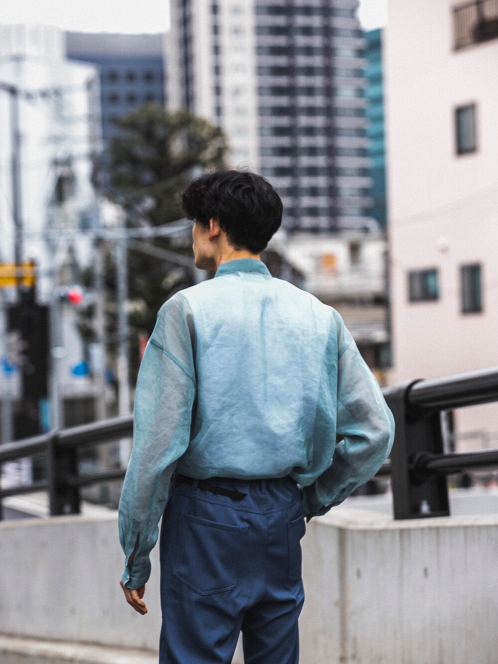 ブルー系のその他パンツ、グリーン系のシャツ/ブラウスを着用したメンズの春コーディネートの3枚目の写真