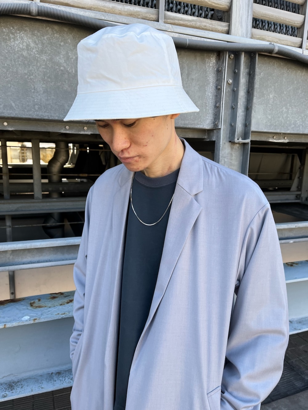 グリーン系のスウェット、ピンク系のその他パンツ、ブルー系のその他アウターを着用したメンズの春コーディネートの2枚目の写真