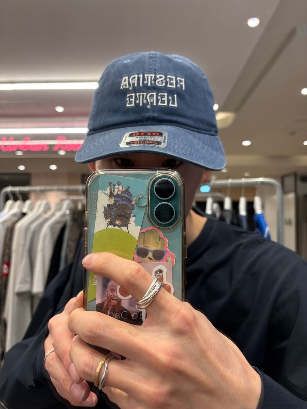 ブルー系のその他パンツ、シルバー系のスニーカー、ブルー系のTシャツ/カットソーを着用したメンズの春コーディネートの5枚目の写真