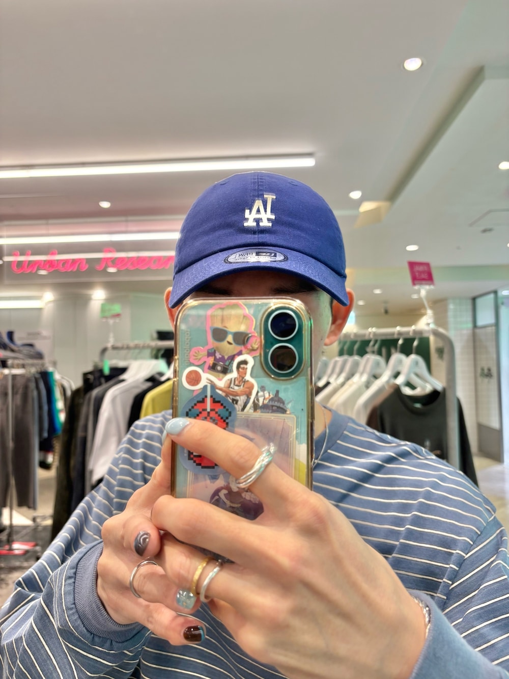 ブルー系のTシャツ/カットソー、ホワイト系のその他パンツ、ブラック系のサンダルを着用したメンズの夏コーディネートの4枚目の写真