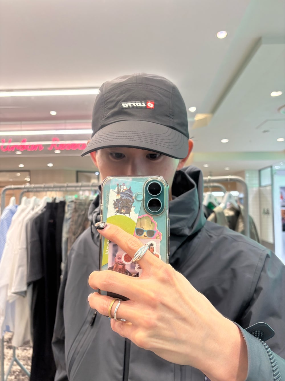 グレー系のマウンテンパーカー、ブルー系のシャツ/ブラウス、ブラック系のその他パンツを着用したメンズの春コーディネートの4枚目の写真