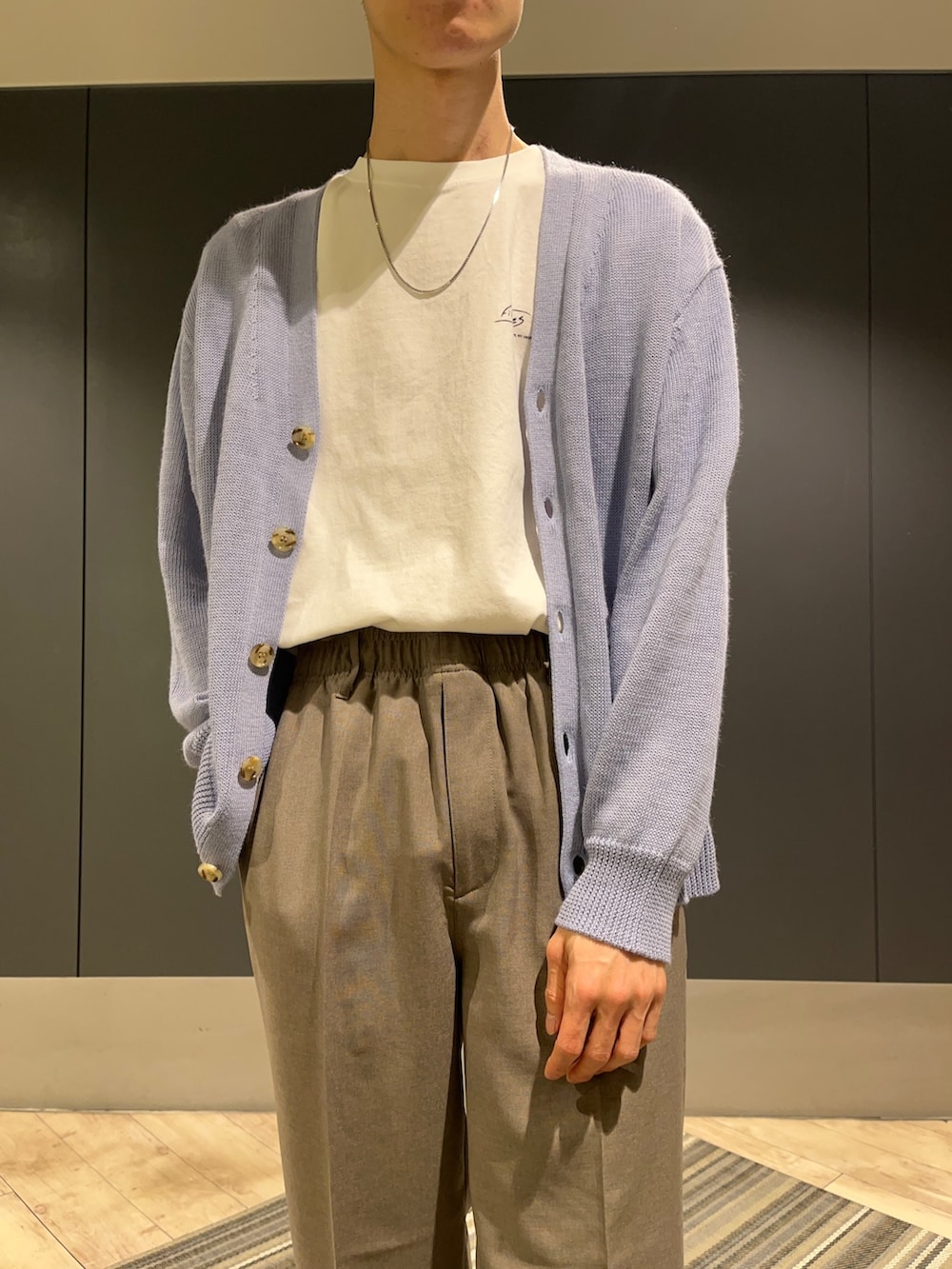 ブルー系のカーディガン/ボレロ、ブラック系のローファー、ブルー系のスラックスを着用したメンズの春コーディネートの2枚目の写真