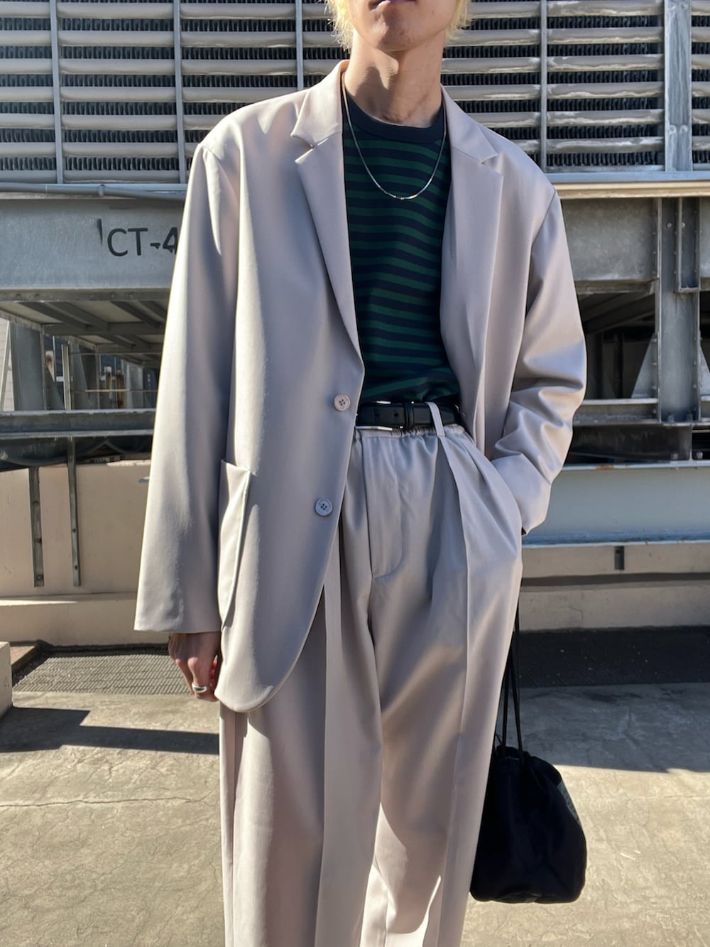 グリーン系のTシャツ/カットソー、グレー系のその他アウター、グレー系のその他パンツを着用したメンズの冬コーディネートの2枚目の写真