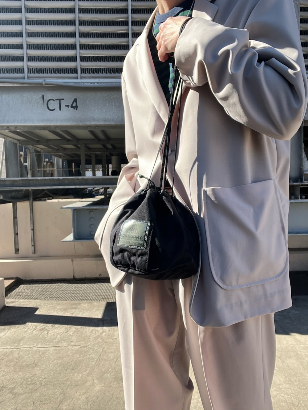 グリーン系のTシャツ/カットソー、グレー系のその他アウター、グレー系のその他パンツを着用したメンズの冬コーディネートの3枚目の写真