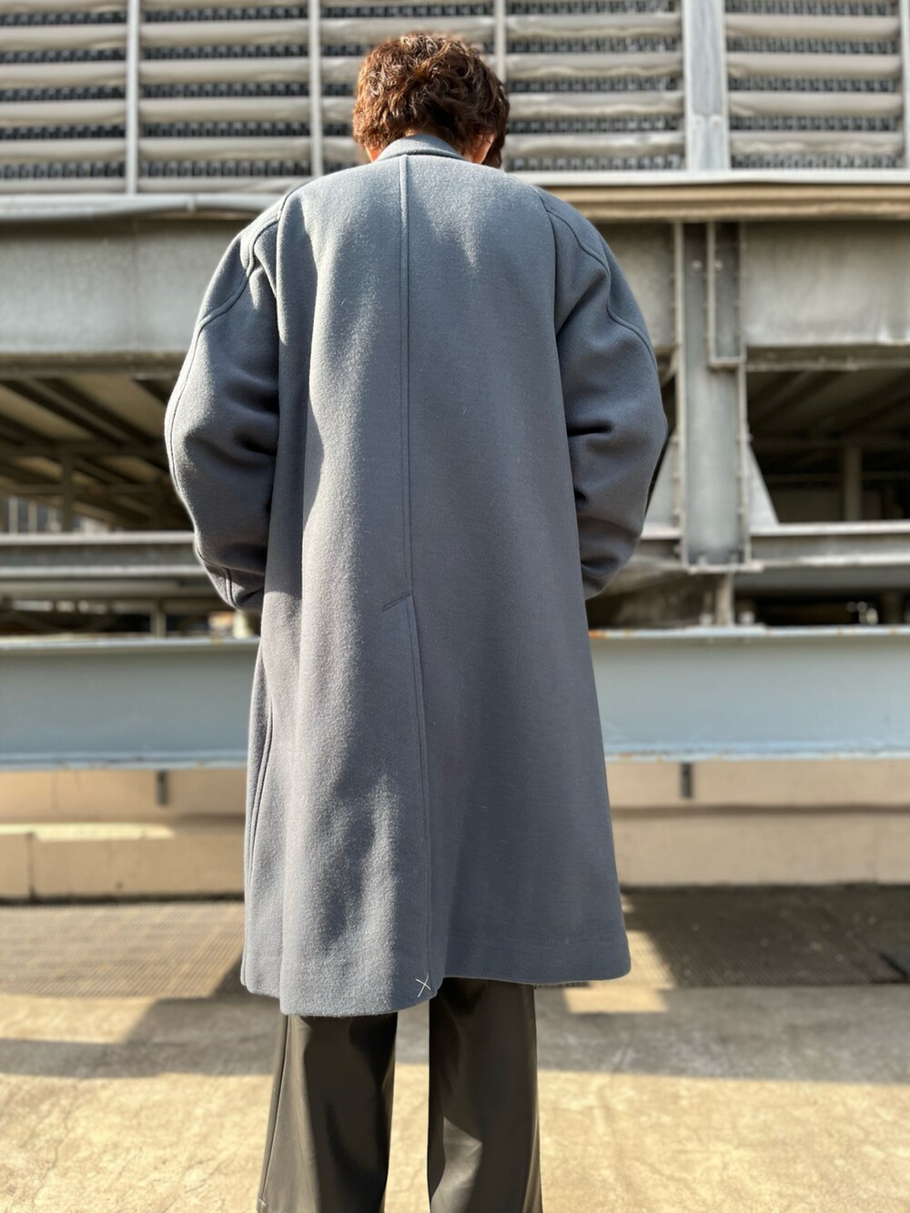 ブラック系のその他パンツ、イエロー系のカーディガン/ボレロ、ブルー系のその他アウターを着用したメンズの冬コーディネートの2枚目の写真